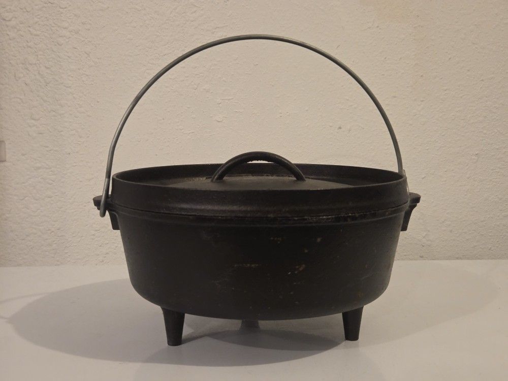 Lodge 10 Inch/4 Quart Cast Iron Camp Dutch Oven