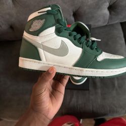 Jordan 1 Retro High OG gorge green size 9.5, selling for $90orlando area only