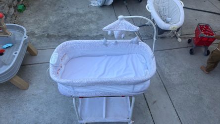 Free bassinet missing plug (order on amazon)