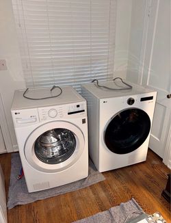 Washer and dryer set with pedestals