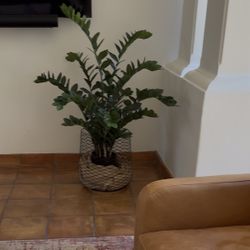 NEW Faux Potted Plant in Wire Basket NEW