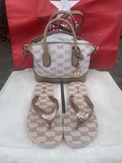 Michael Kors small crossbody bag NEW (Missing Zipper Slider) zipper works perfectly. Michael Kors Sandals size 8 NEW  Bolso pequeño de Michael Kors NU