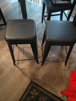 2 barstools