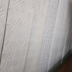 Set King Size Box
Springs
Good conditions 100
dlls Set. Free delivery No mattress