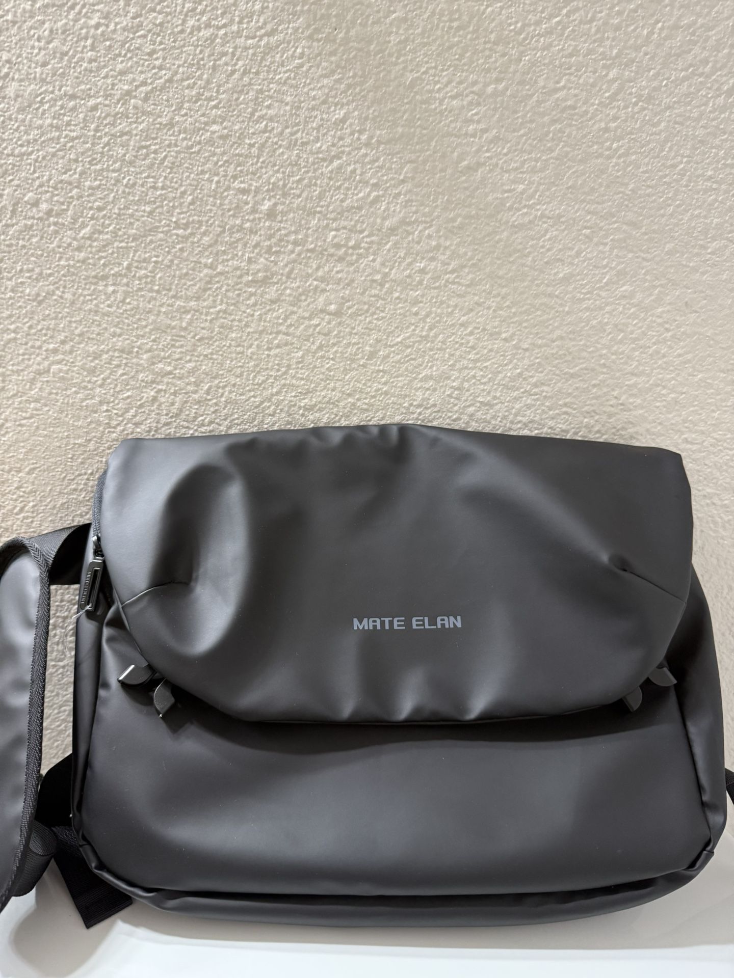 MATE ELAN MESSENGER CROSSBODY BAG