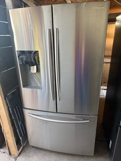 Samsung refrigerator bottom freezer with ice maker working / 