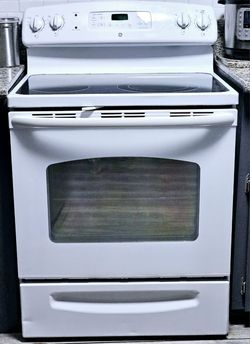 Like new! Excellent condition, GE electric stove! White, 30" completely clean, you can see it plugged in and working, delivery available for an extra