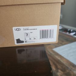 UGG neumal Platform Zip