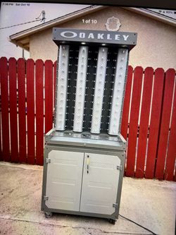 Oakley 4.0 double wide metal display case sunglasses tower