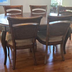 HOOKER Dining Room Table w/Leaf & 5 Chairs