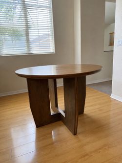 Round Pedestal Table - Modern Style