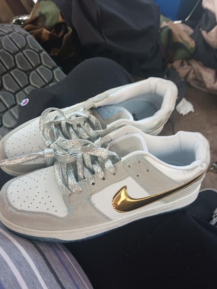 selling a pair Nike Sean Cleaver dunks size 7 in women's