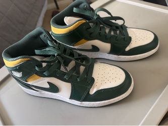 Air Jordan 1 Mid SE “Lucky Green” – Grade School Size 5.5Y