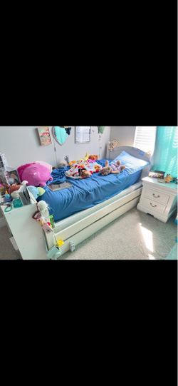 Bedroom set with trundle. 6 drawer dresser