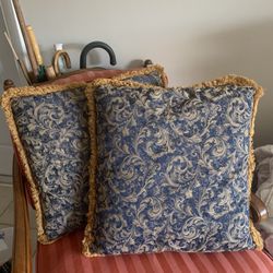 Matching Large Decretive Pillows 