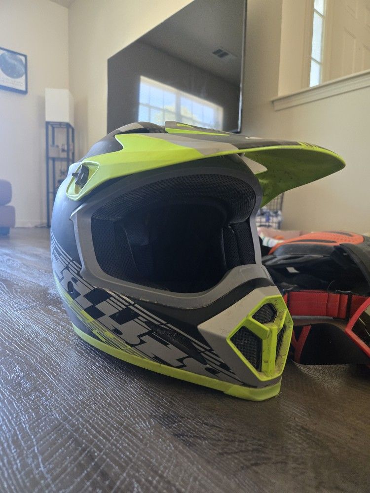 Bell Dirt Bike Helmet Size L