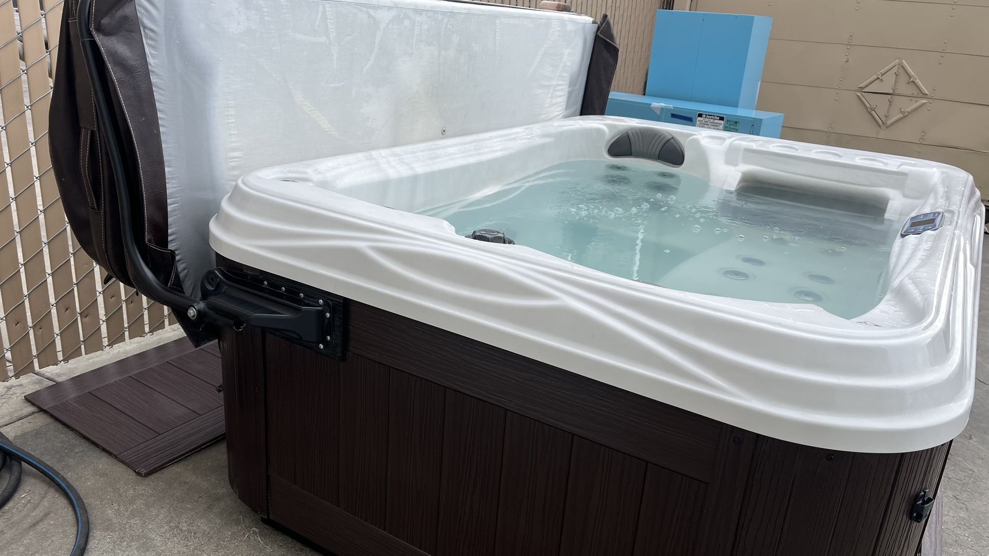 Used Artesian Island Spa Hot Tub New Cover 110v