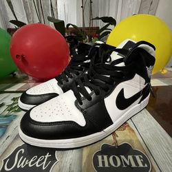 Jordan 1s Panda mids (Lightly used no box) Send offers