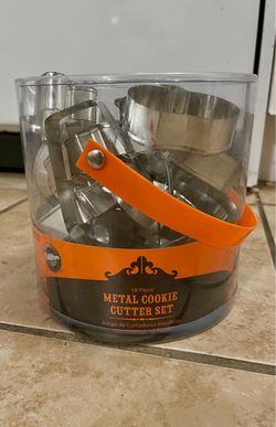 18 PIECE WILTON HALLOWEEN COOKIE CUTTER SET