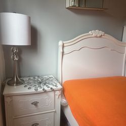 WHITE BED WOOD FRAME WITH MATTRESS AND BOX 
