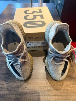 Yeezy 350 Authentic size US4