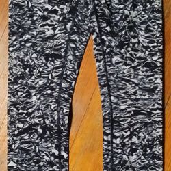 Women's Size 6 Lululemon Legging Black White 