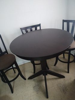 Good Condition Table With 3 Stools