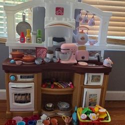 Toy kitchen