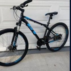 GT Mountain Bike Size Medium Wheels 27.5 Speeds 24 Disc Brakes 
