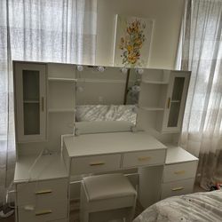 Beautiful White Vanity Set For Women Or Girls In Wonderful Condition