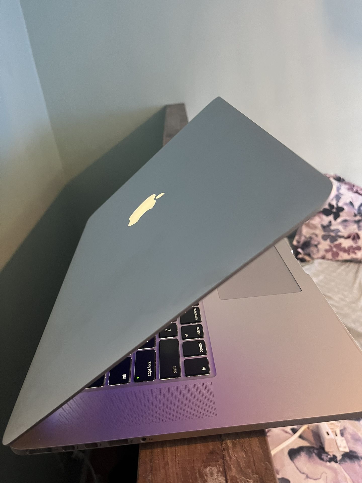 Clean 2015 15’’ MacBook Pro Retina i7 16gb 500gb