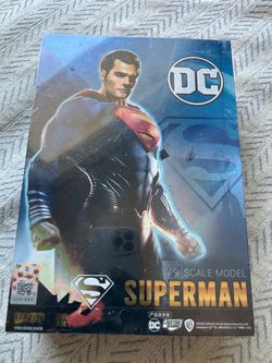 DC Superman 1/9 Scale Model Figure