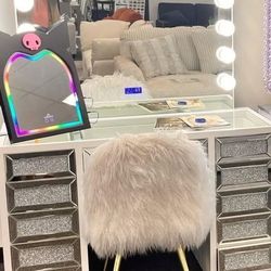 Beautiful Make-up Vanity Set ✨New