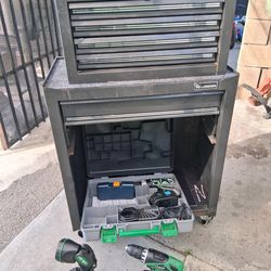 Caja de herramienta con alguna herramienta y un Set de Taladros Hitachi