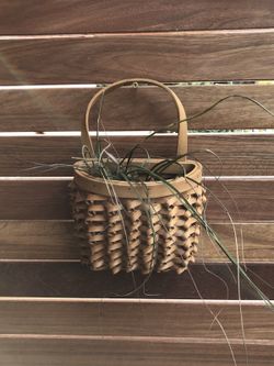 Hanging wall basket