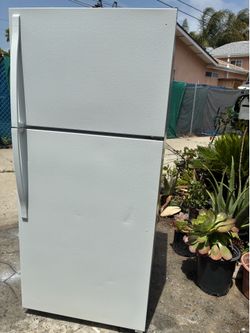 BEAUTIFUL REFRIGERATOR WHITE COLOR WORKS GREAT