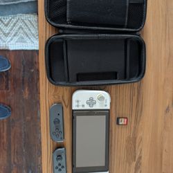 Nintendo Switch W/Hori Split Pad Compact,64GB SD Card. And Breath Of The Wild