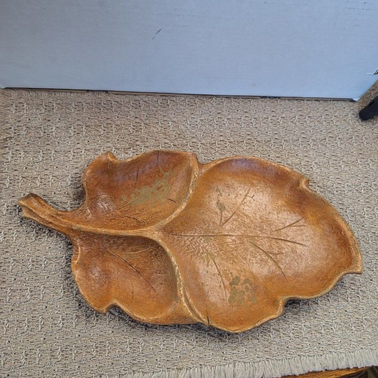 VINTAGE LEAF-SHAPED WOODEN PLATTER