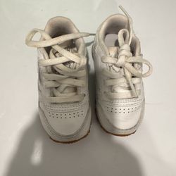 Baby Size 4 White Leather Reebok “Classic” Tennis Shoes/Sneakers Original Box