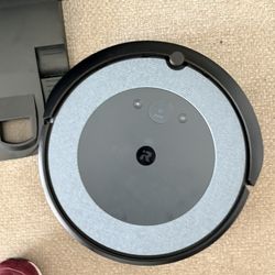 Roomba  Vacuum With Automatic Dust Pan, Anthony Dust Pan Emptying 