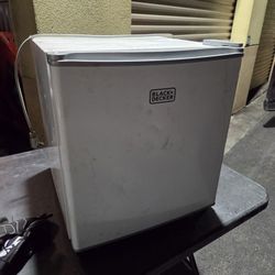 BLACK+DECKER 1.2 Cu. Ft. Compact Upright Freezer, Mini Deep Freeze with Full-Width Wire Shelf