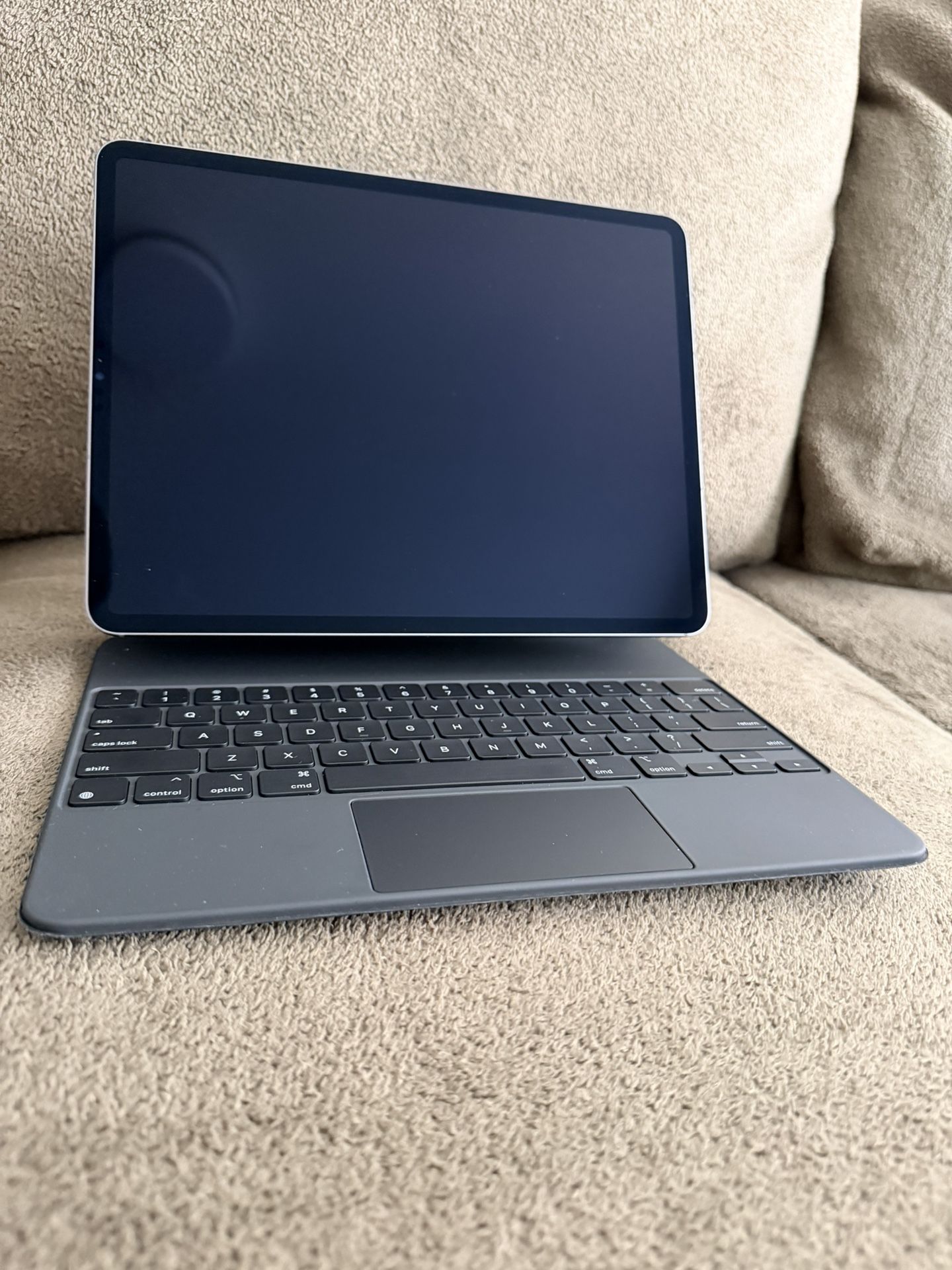 📱 iPad Pro 12.9″ (6th Gen) – 256GB | Wi-Fi + Cellular | Magic Keyboard