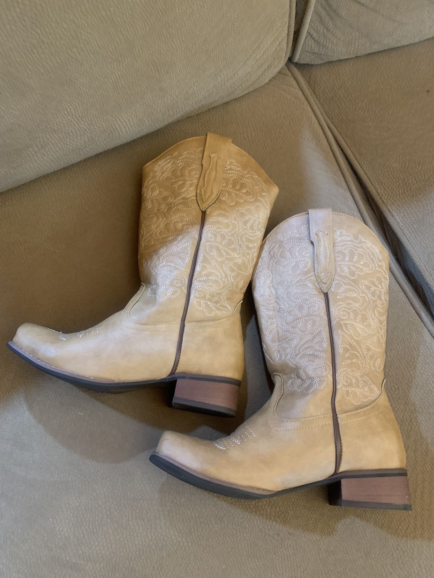 Botas Size 6 Vienen Poquito Grandes