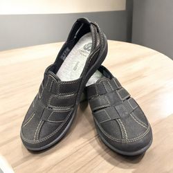 Clark’s Cloudsteppers Size 6M Black Slip On Shoes