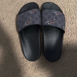 Used Gucci slides 