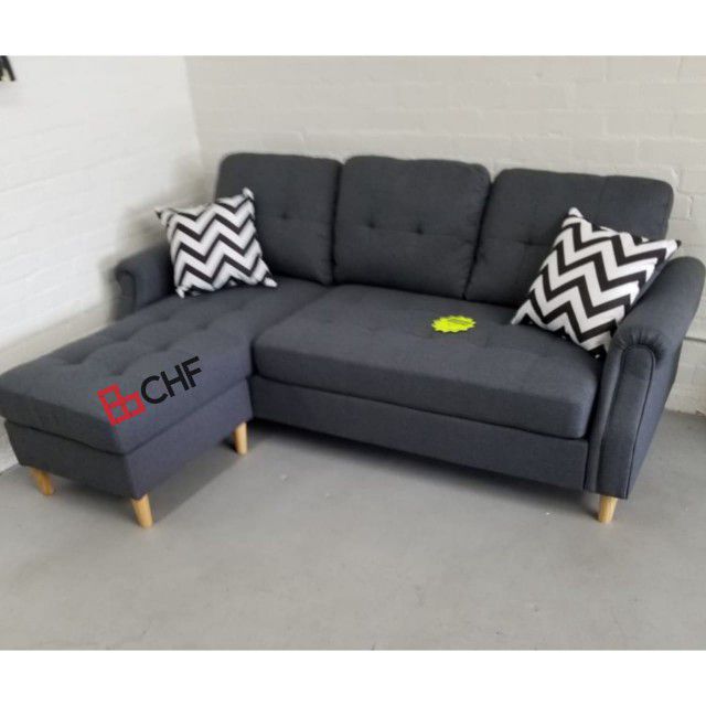 Modern sectional sofa with 2 accent pillows 