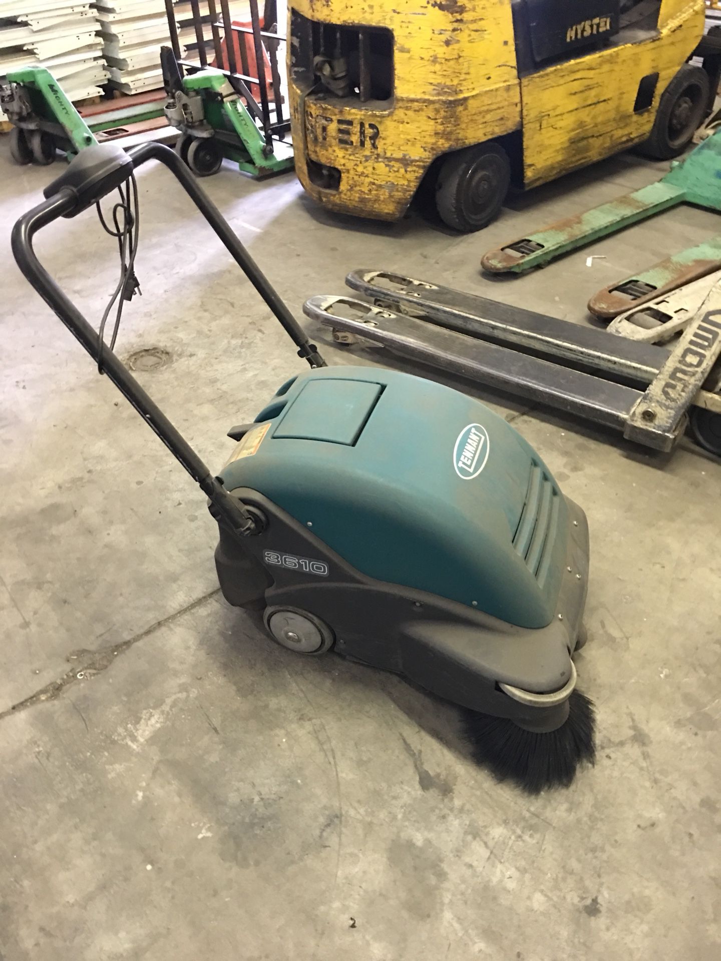 Floor scrubbers and buffers