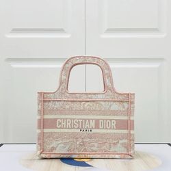 Fashionable and retro women's bag