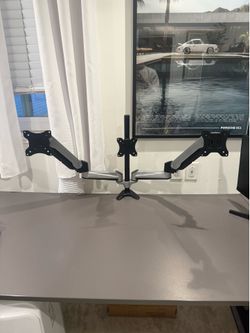 Triple Monitor Stand – Fits 24” to 27” Monitors – Excellent Condition
