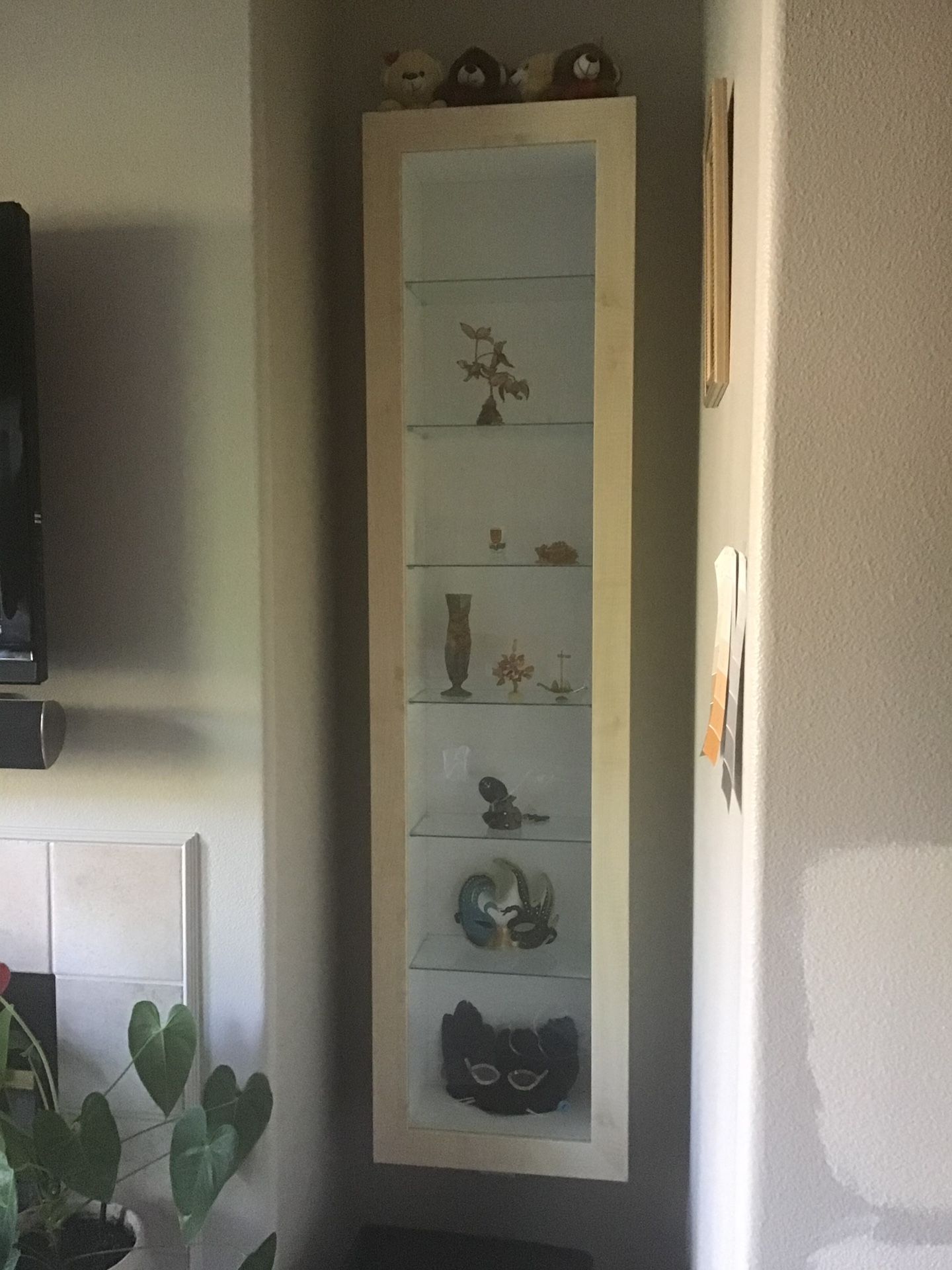 Hanging shelf with 6 glass shelves for souvenirs or discs.